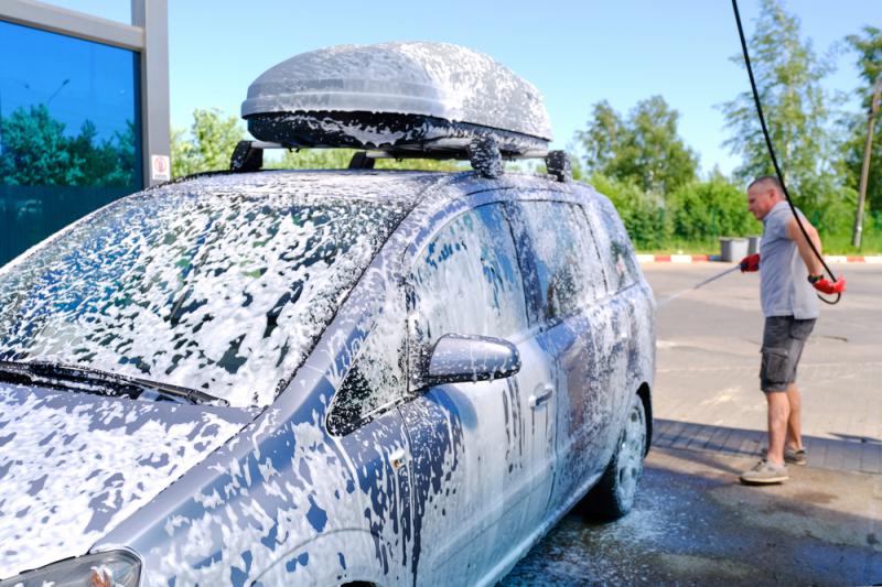 Man som skumtvättar sin bil